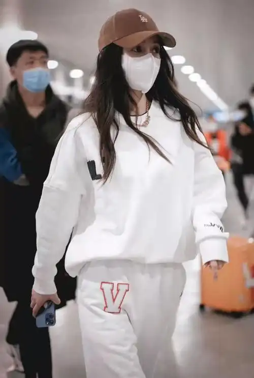 angelababy穿白色卫衣套装配棕色棒球帽简约舒适又休闲