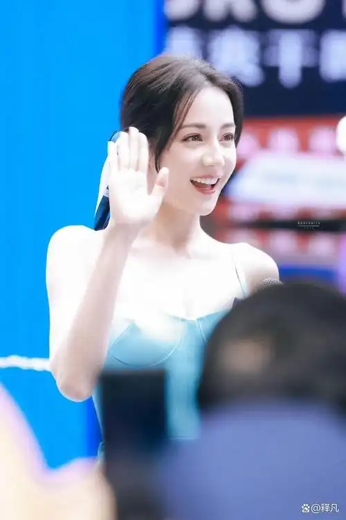 迪丽热巴穿蓝色长裙大秀事业线!高挑身材太性感撩人