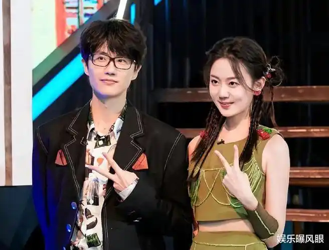 许嵩携小14岁女友逛街被拍高调熊抱回爱巢知情人曝其已订婚