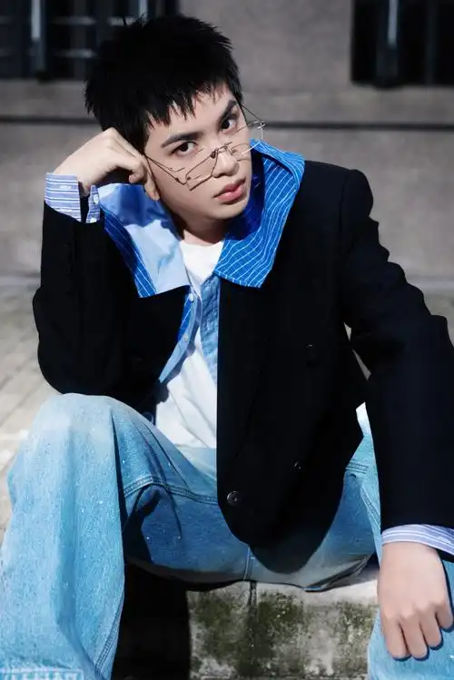 黄明昊我在横店打篮球