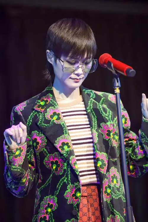 简介:李宇春印花西服复古风写真图片,分享一组李宇春图片给大家,图中