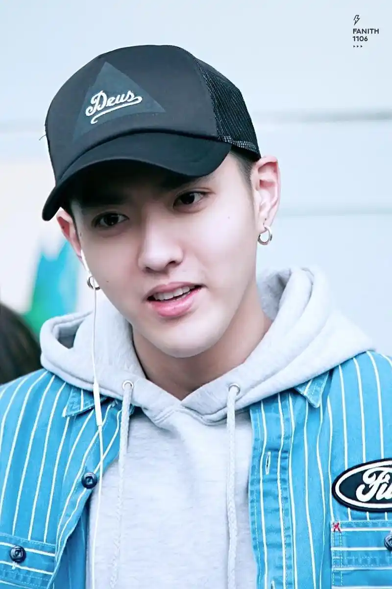 吴亦凡干净的白衬衣,清爽的短发,精致的侧颜,连阳光都充满了记忆中的