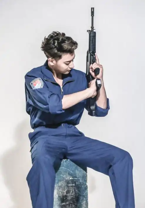 黄子韬军装花絮曝光帅炸裂连男网友都被get到