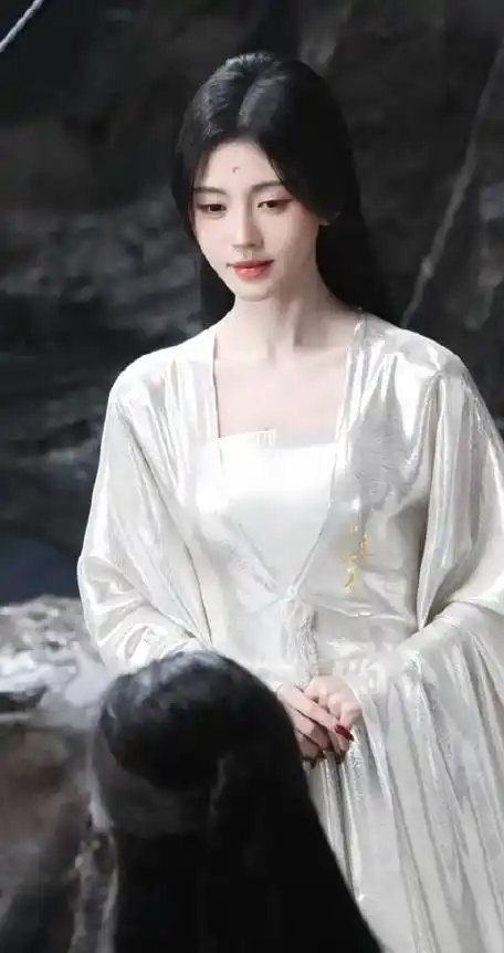 鞠婧祎《月鳞绮纪》最新路透,白衣披发造型好仙啊