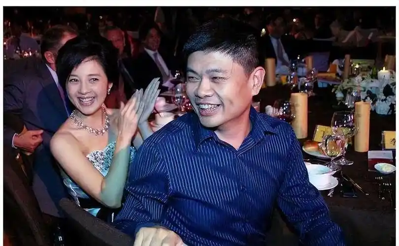 回顾主持人许戈辉:事业巅峰离开央视,嫁富商后与丈夫前妻如姐妹