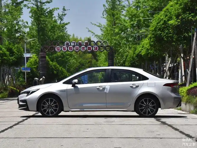 丰田雷凌外观造型锐利内饰精致提供丰富配置