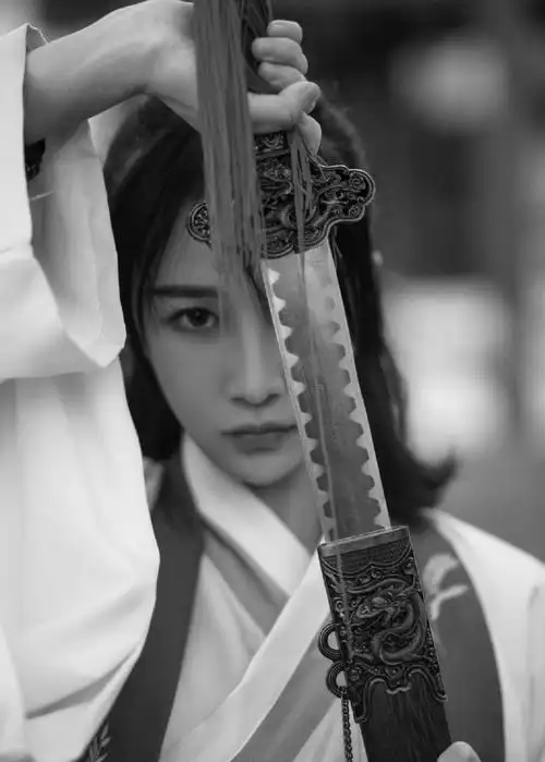 陈珂来看看古风舞剑的帅气美女