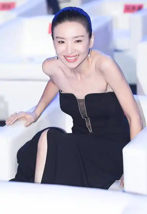 董洁直播反穿瑜伽裤?网友:半老徐娘风韵不在!