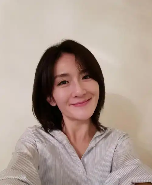 看了谢娜的素颜才知道什么叫自信网友确定她38岁