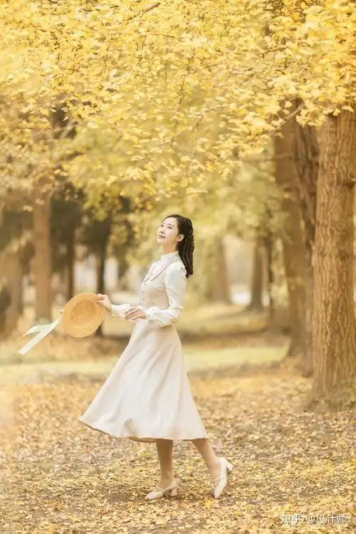 拍摄的是文艺唯美的女生照,这就已经定了整组照片的拍摄基调了,因此