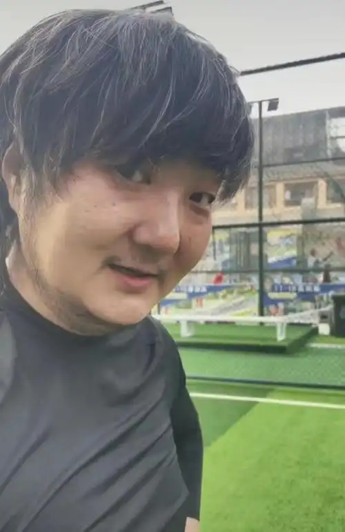 45岁王大治近况显落魄,头发凌乱坐酒吧傻笑,满脸胡茬挺身材走形|董洁