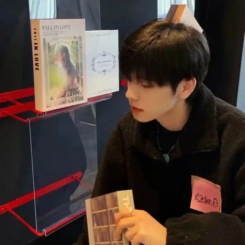 男生头像:简单又干净的帅气男头