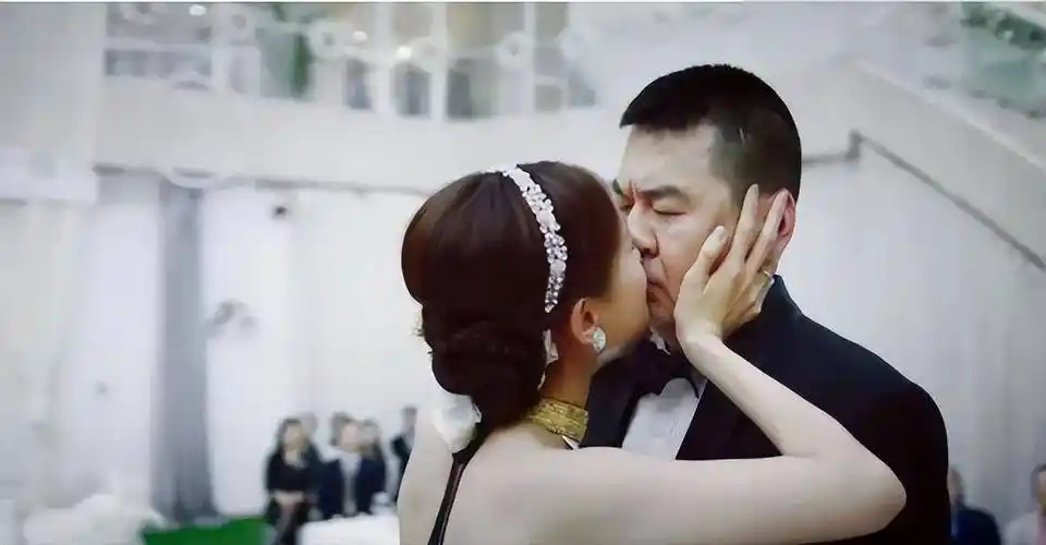 伸舌头,嘴亲肿,面条吻,这些"中老年"演员拍吻戏,个个辣眼睛