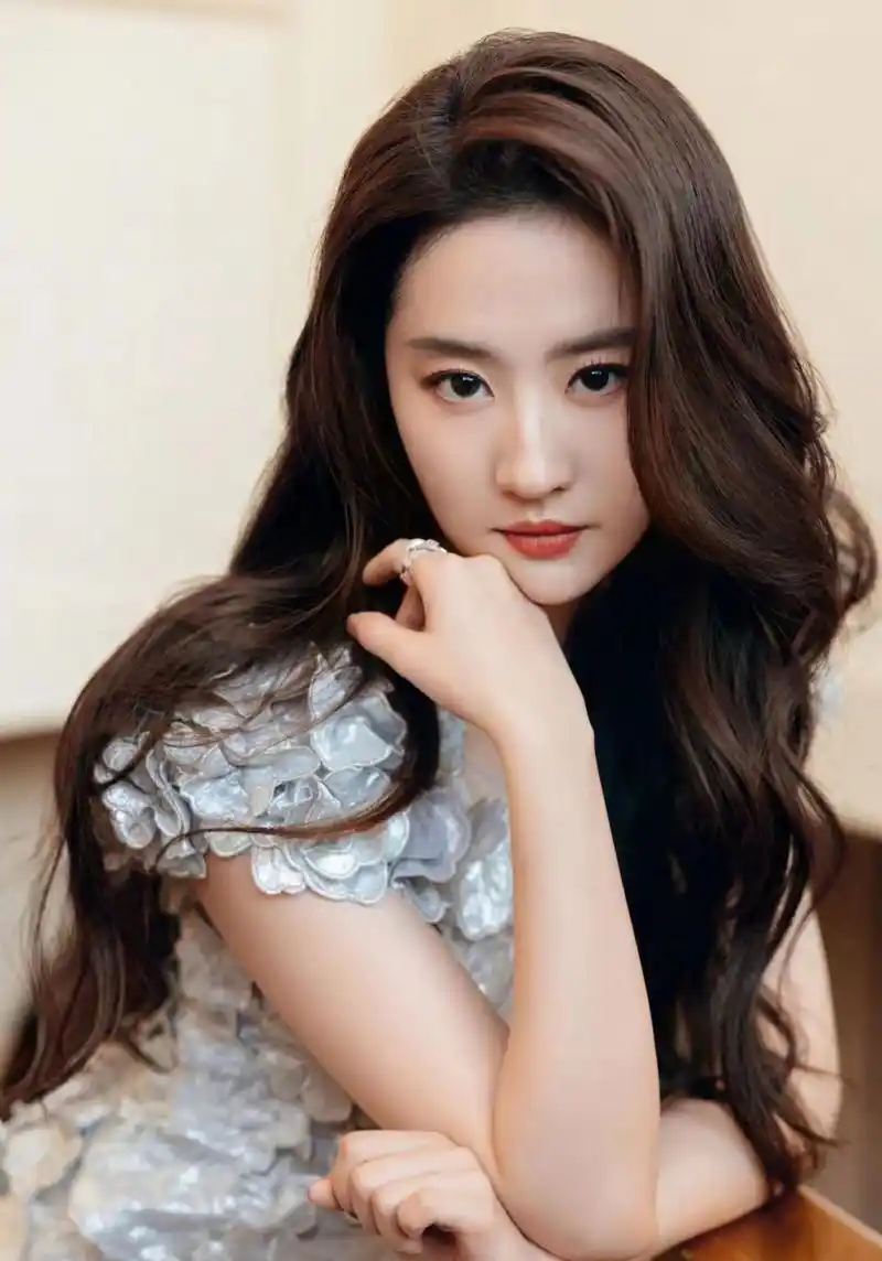 玫瑰的故事#  67 近日消息,刘亦菲新剧《玫瑰的故事》首播当晚收视