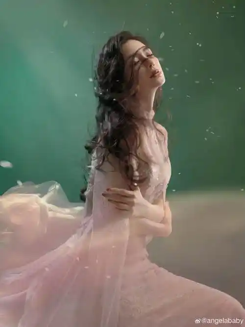 baby分享写真美照,国风旗袍装超惊艳,绝美五官甜如初恋_个人_照片