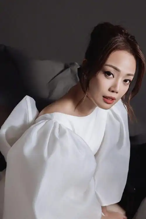 容祖儿穿纯白丝绸礼服,搭配丸子头,展现温柔大气,令人眼前一亮