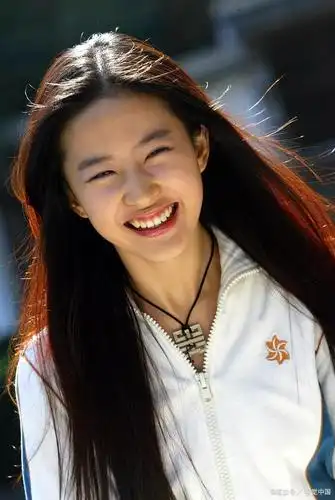 刘亦菲展现了运动装的青春活力