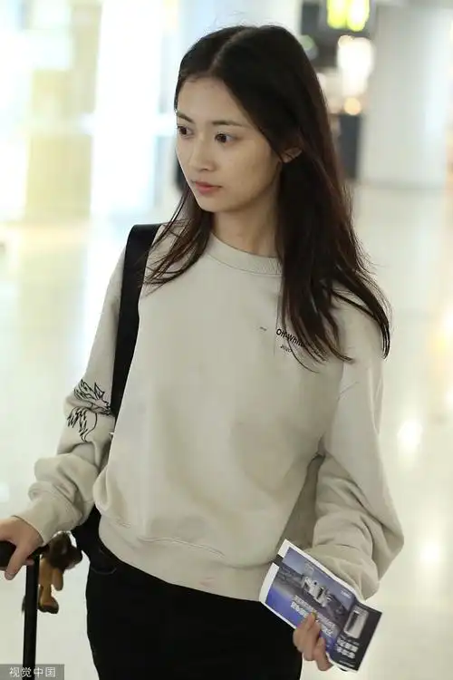 陈钰琪素颜现身低头浅笑包挂小狮子暴露满满少女心