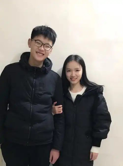 都很高,初中就快一米九了,照理说一般这个身高搁哪个班都是最高的了吧