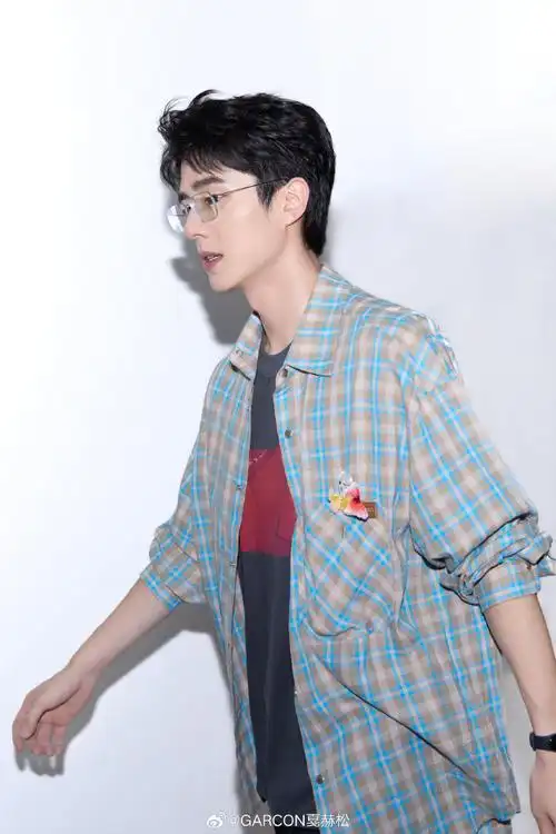 戛赫松#@刘昊然turbo身着garÇon by garÇon 汉麻混纺格纹衬衫