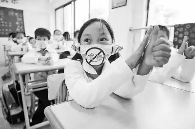 安徽合肥:学手语关注聋哑人