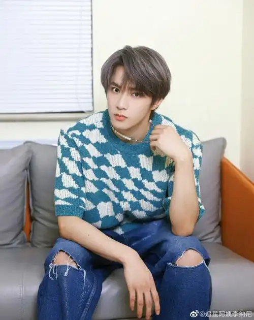 刘耀文绿色短袖#刘耀文绿色短袖造型96日常被小耀狠狠帅到对我的