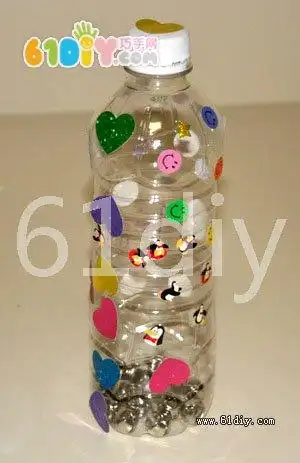 瓶子制作幼儿园打击乐器手工材料:饮料瓶,铃铛,漂亮贴纸幼儿园手工