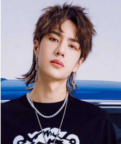 帅气短发也太man了,干净清爽少年感十足|王一博|发型|鲻_新浪新闻