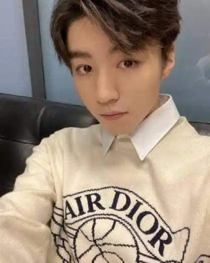 王俊凯晒自拍"腿毛"抢镜,大热天穿毛衣,看到上面的字瞬间懂了_品牌