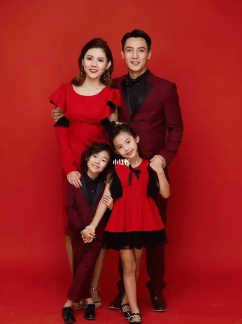 即高级又时尚的一家四口亲子照全家福