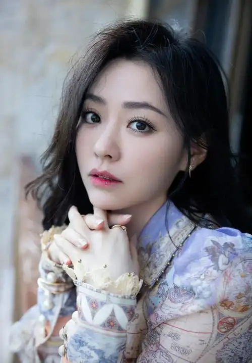 张靓颖|张靓颖疑复阳声音沙哑飙高音,清澈海豚音消失,曾主动感染被