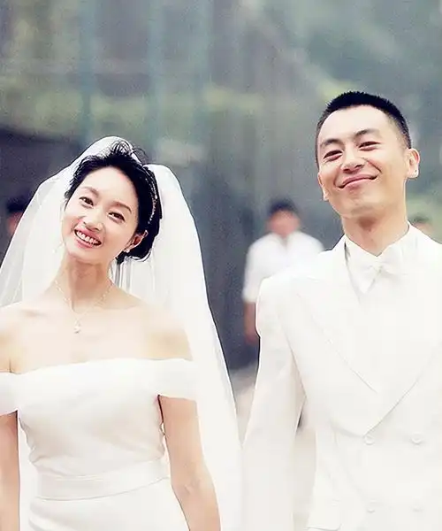 沈佳妮还会在线下参演话剧,生活过得十分充实,她和朱亚文结婚多年一直