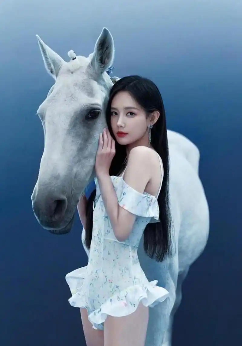 李一桐时尚写真,高贵又性感!