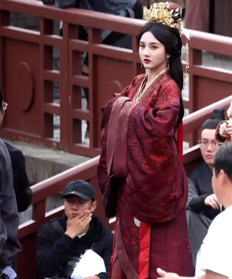 宋祖儿在路人镜头下展现出了非常高的气质,她穿着大红色的古装显得