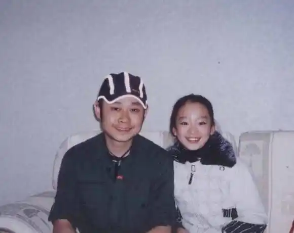 杨娜的离开对刀郎打击很大.有时候,他看着床上熟睡的女儿.