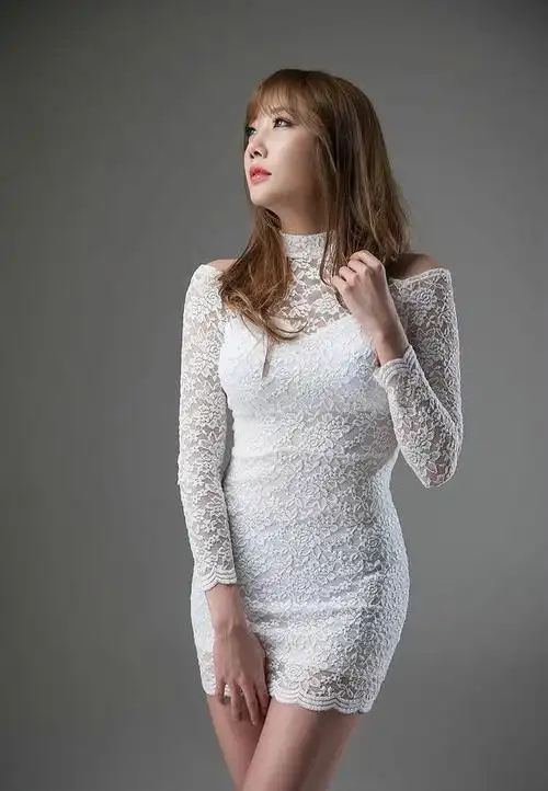 蕾丝镂空连衣裙如何穿搭比较好看