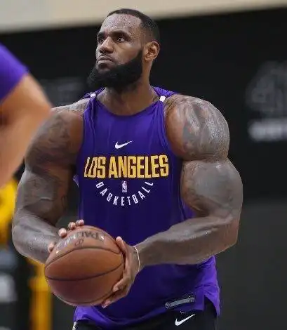 霍华德展示魔鬼肌肉,这图是真的吗?