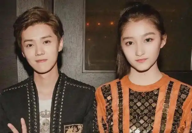 前几天,网友偶遇鹿晗带小女友关晓彤去度假