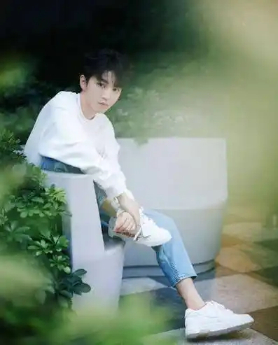 王俊凯微博发了一组写真,网友:这谁家的小可爱,太帅了吧_身材_宝贝_凯