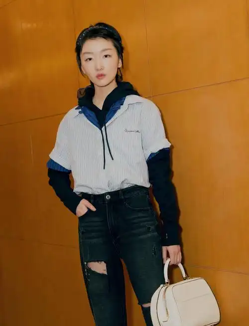 周冬雨街拍释出 引发春日期待__凤凰网