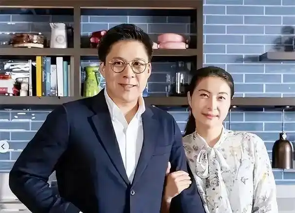 霍家遗产风波为了儿子霍启刚的前途霍震霆活得比谁都清醒