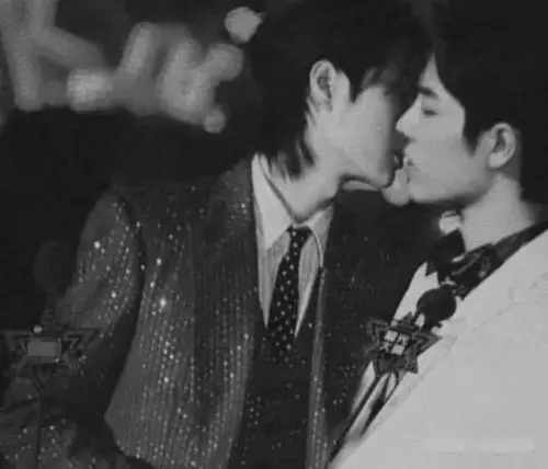 肖战王一博接吻照曝光?cp粉花钱跟黄牛买接吻照,结果发现是p图