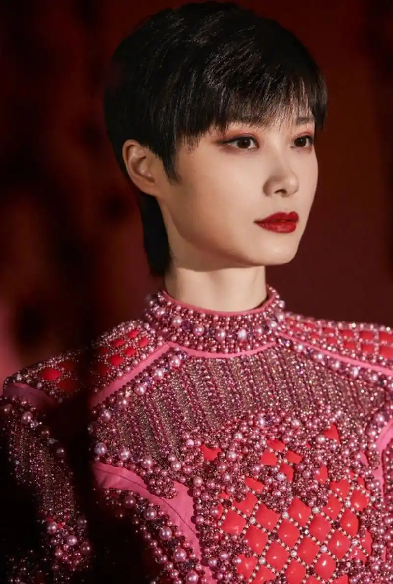 李宇春,华语乐坛的传奇女歌手,她的音乐风格独树一帜,深受粉丝喜爱.