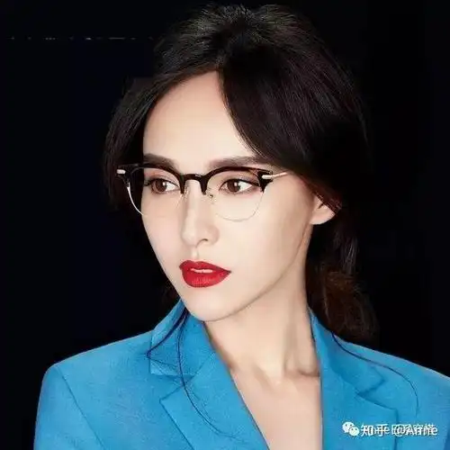 唐嫣佩戴半框眼镜,原本圆圆的脸视觉上变成了长脸圆脸脸型适合半镜框