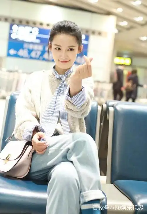 清纯美女李沁旧照合集,身材就一个字"瘦",且从未改变