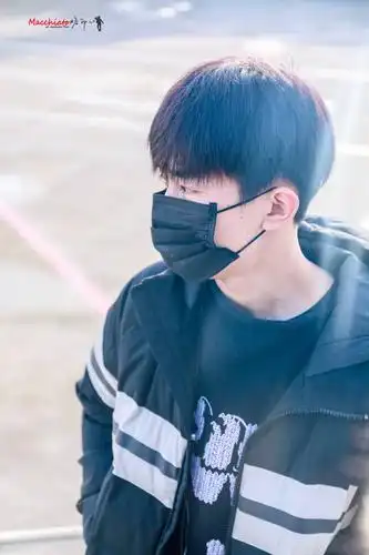 易烊千玺新闻180211易烊千玺宁波飞北京出发早早赶飞机头发压扁扁