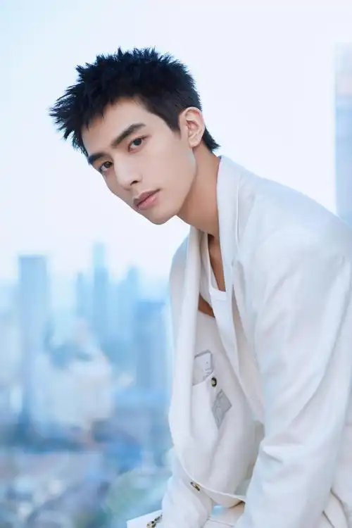 欢娱影视演员宋威龙99今日空降维达亲肤呵护工作室