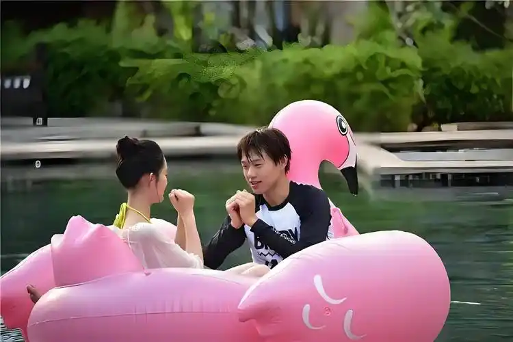 李沁为何还单身?看到她和魏大勋的泳装照后,网友:一般人不敢娶