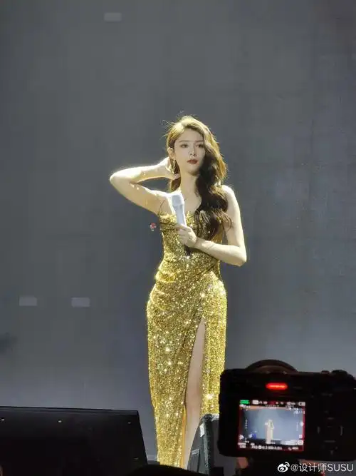 傅菁520演唱会 in@susu_couture耀眼金色珠片开衩礼服【浮光跃金】