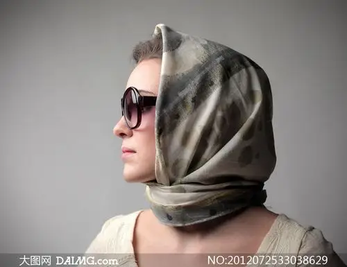 包着头巾的妇女侧面摄影高清图片